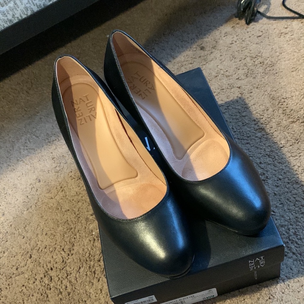 Naturalizer leather pump